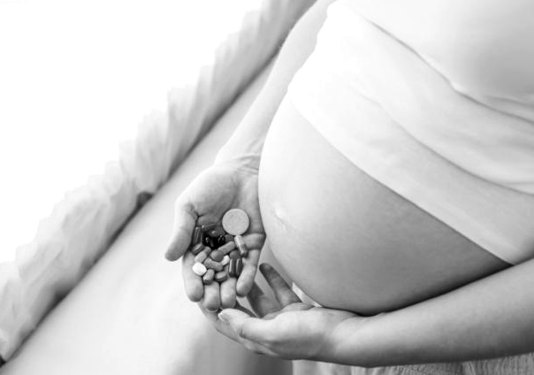 pregnant-woman-with-pills